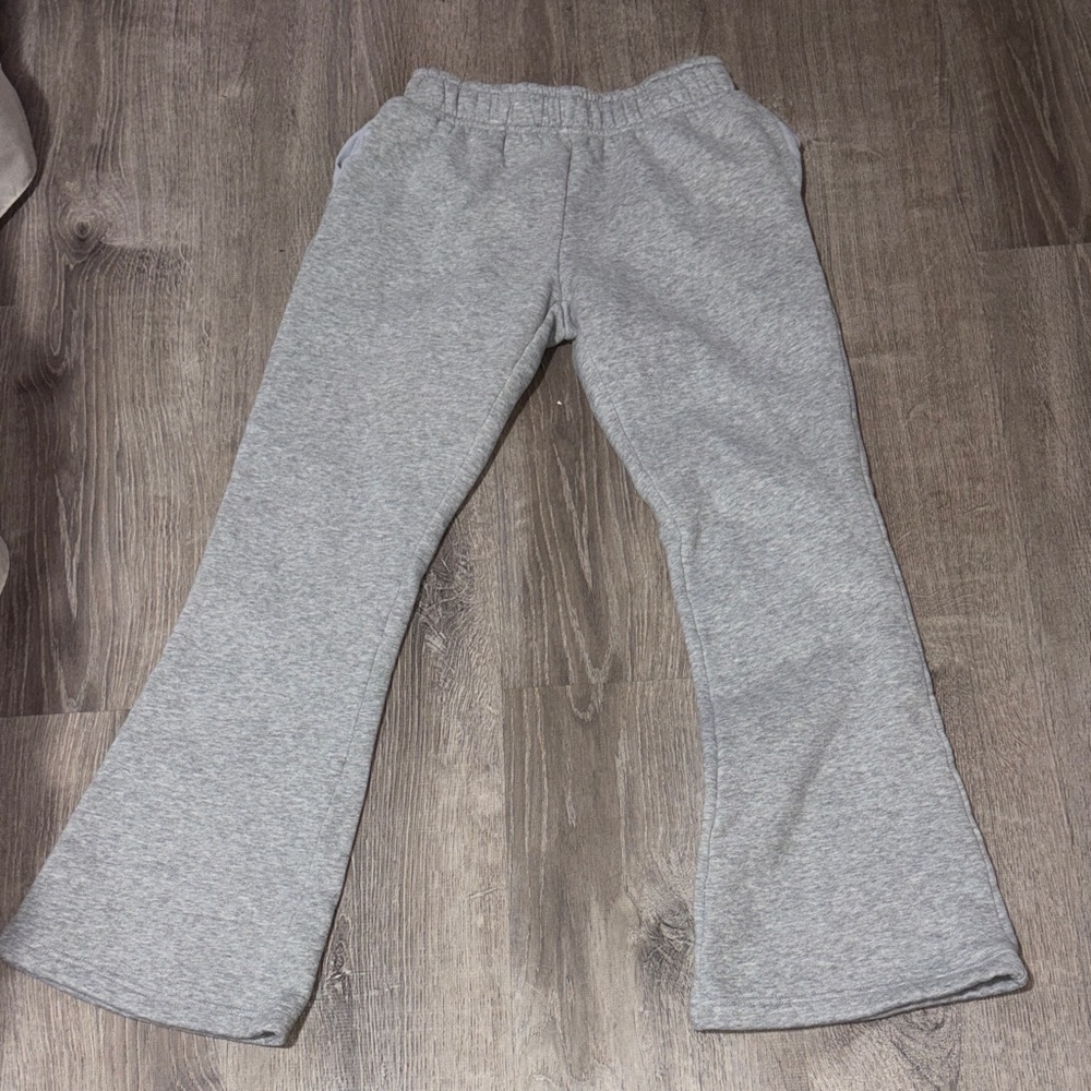 Grey fashionable sweats with pockets